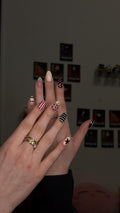 Press-on nails with striped and polka dot patterns/ Faux ongles "press-on" avec motifs à rayures et à pois.