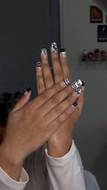 Press on nail motifs ALT, black and white/ Faux ongles "press-on" aux motifs ALT, noir et blanc.