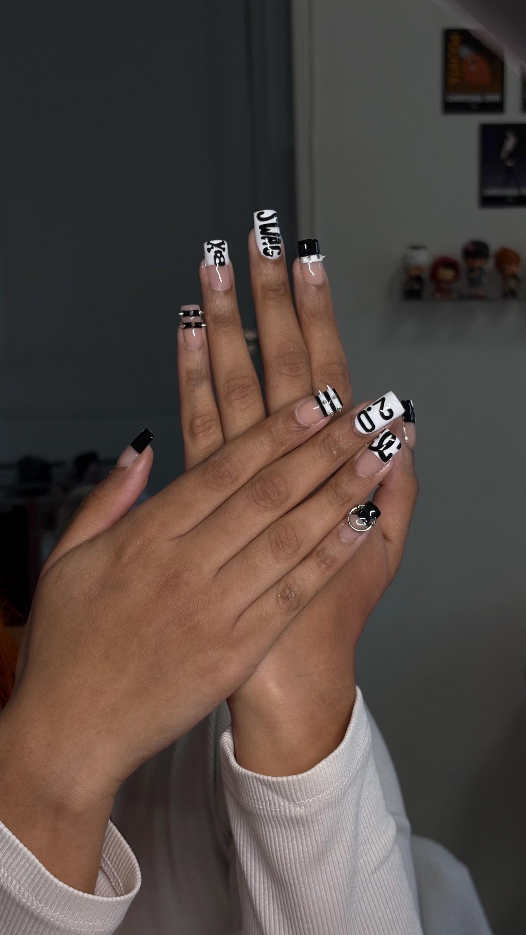 Press on nail motifs ALT, black and white/ Faux ongles "press-on" aux motifs ALT, noir et blanc.