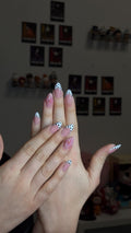 Handmade French press-on nail, white polka dot, 3D pink flower/ Faux ongles "press-on" French faits main, à pois blancs et fleur rose en 3D.
