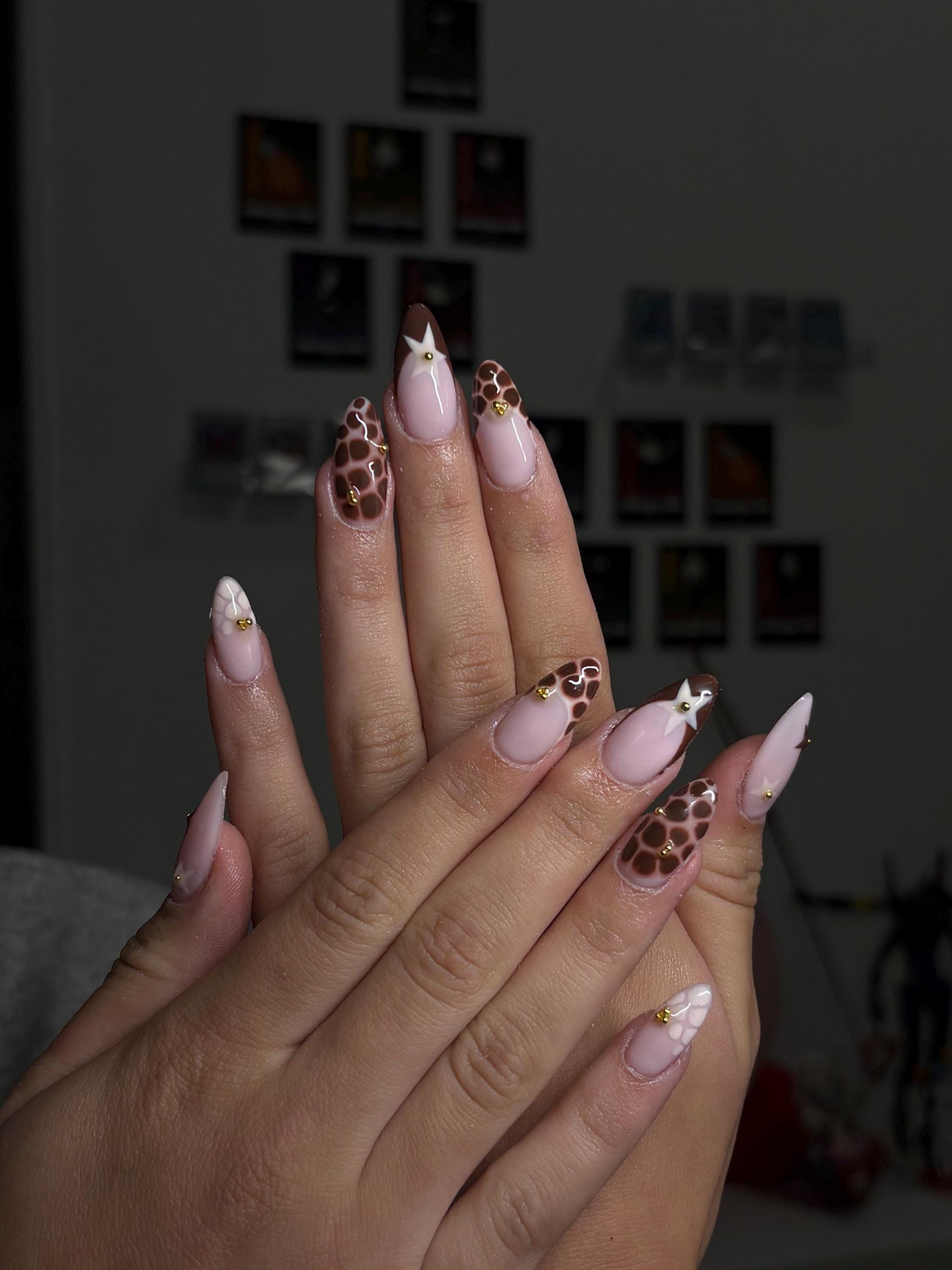 Handmade press-on nail in beige and brown/ Faux ongles "press-on" faits main en beige et marron.