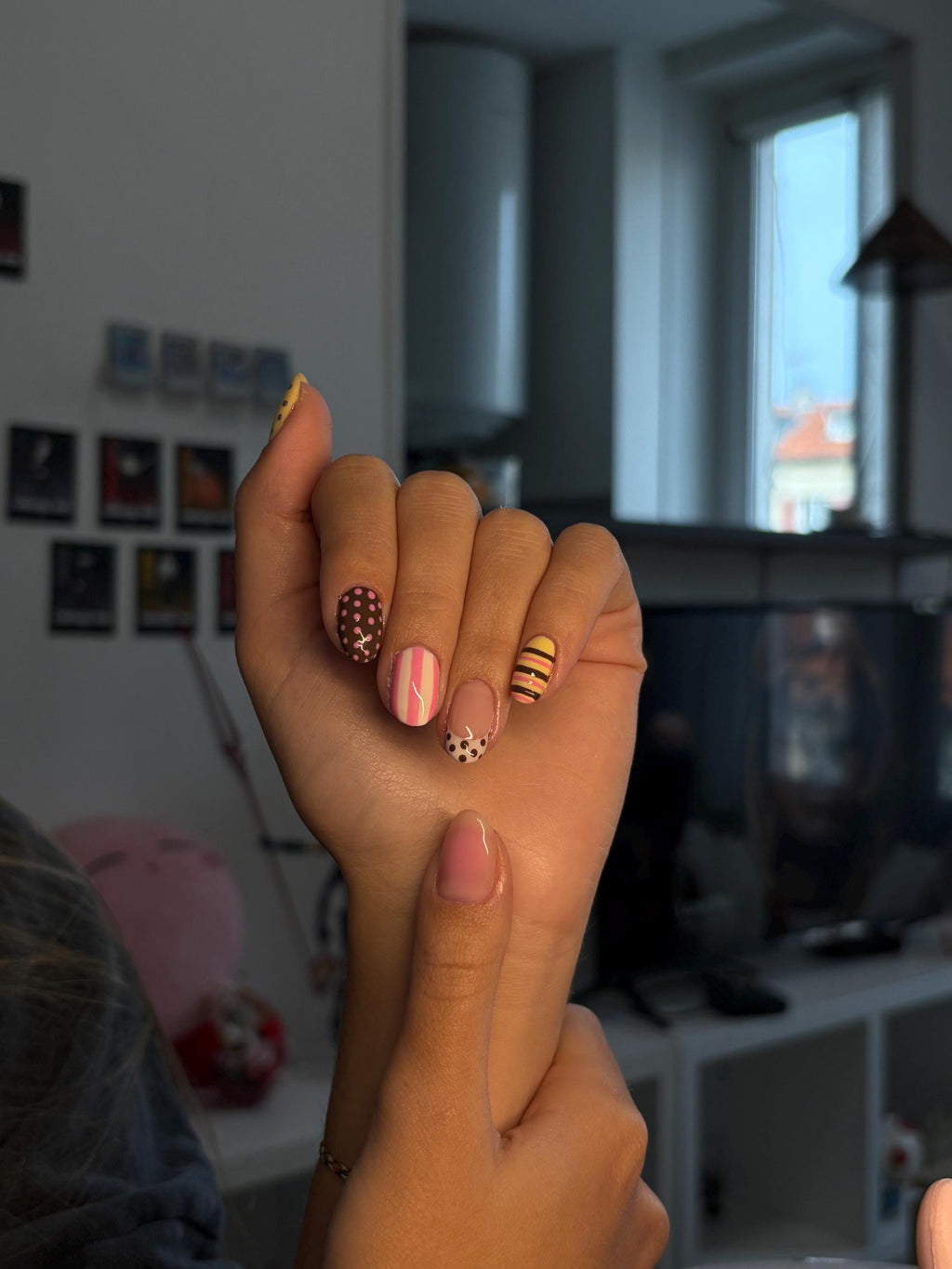 Press on nail with polka dot and stripe motifs in pink, yellow, brown and white