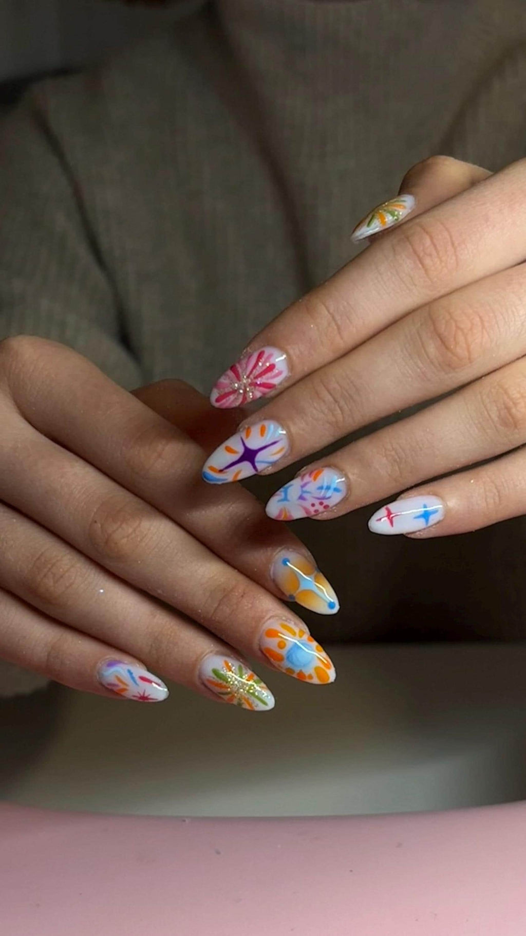 press on nail blanc laiteux avec motifs graffitis couleurs vives/ Milky white press-on nails with bright colorful graffiti designs