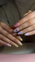 press on nail blanc laiteux avec motifs graffitis couleurs vives/ Milky white press-on nails with bright colorful graffiti designs
