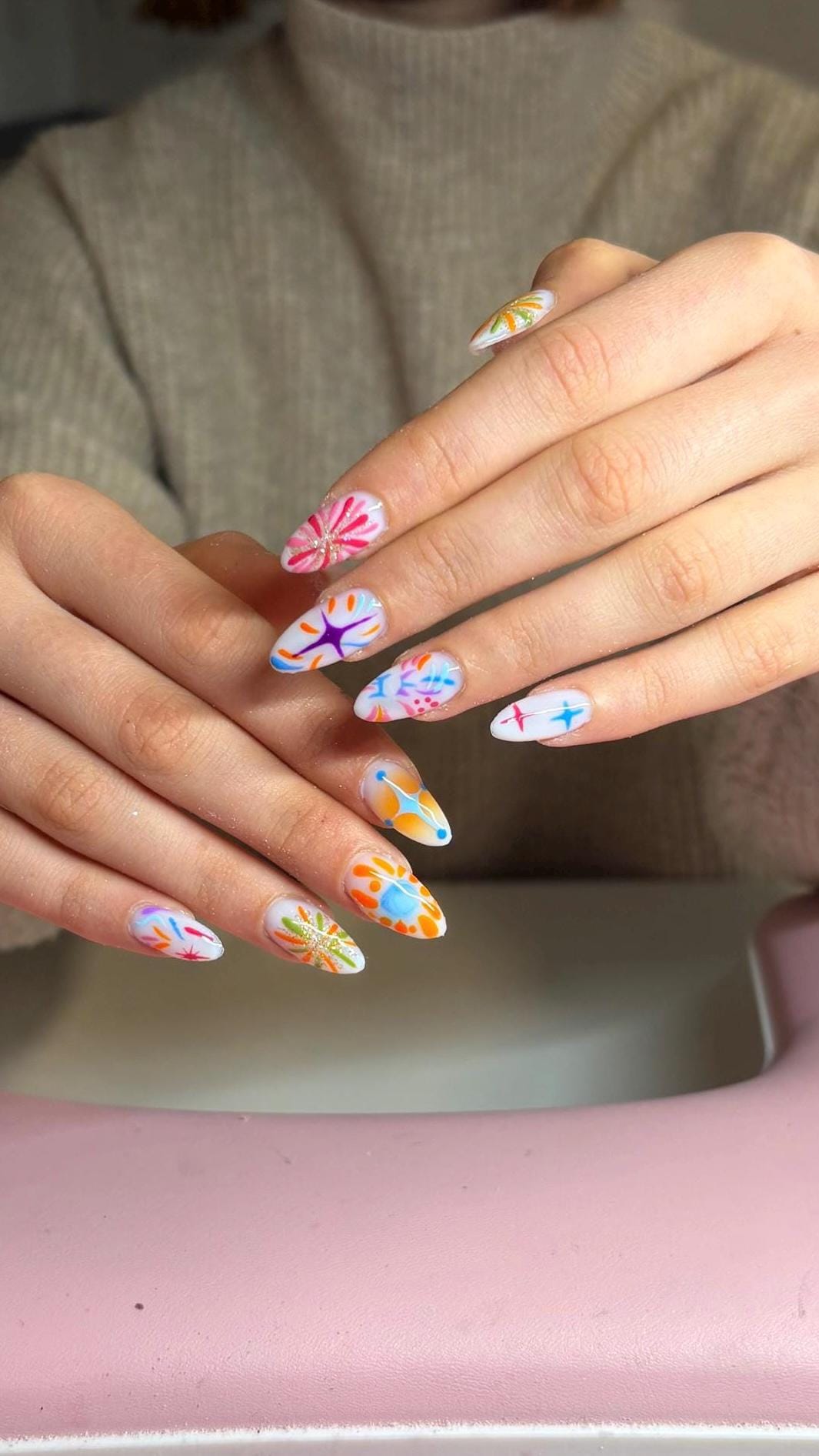 press on nail blanc laiteux avec motifs graffitis couleurs vives/ Milky white press-on nails with bright colorful graffiti designs