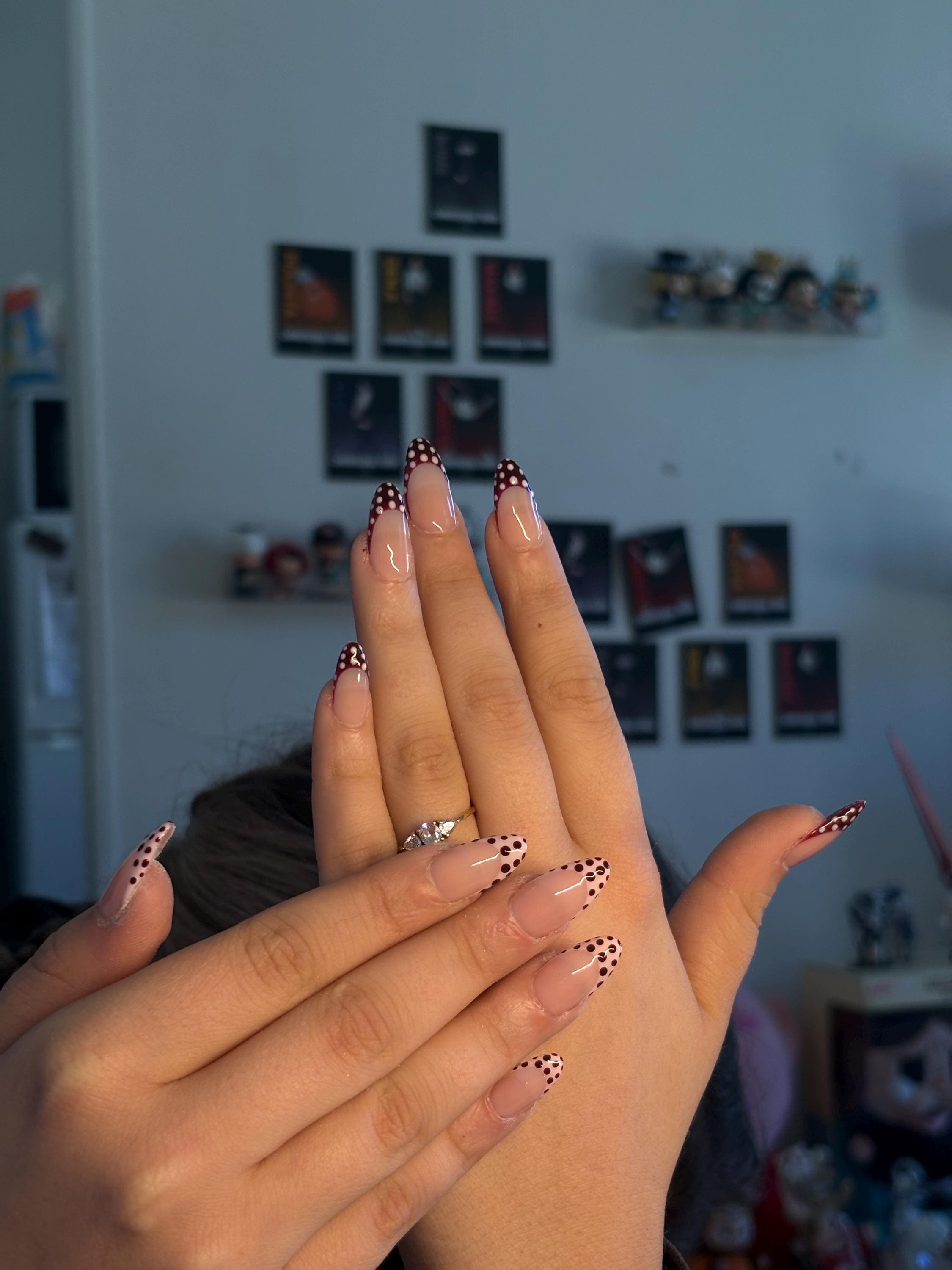 Handmade press-on nail with a pale pink and brown polka dot pattern/ Faux ongles "press-on" faits main avec motifs à pois rose pâle et marron.
