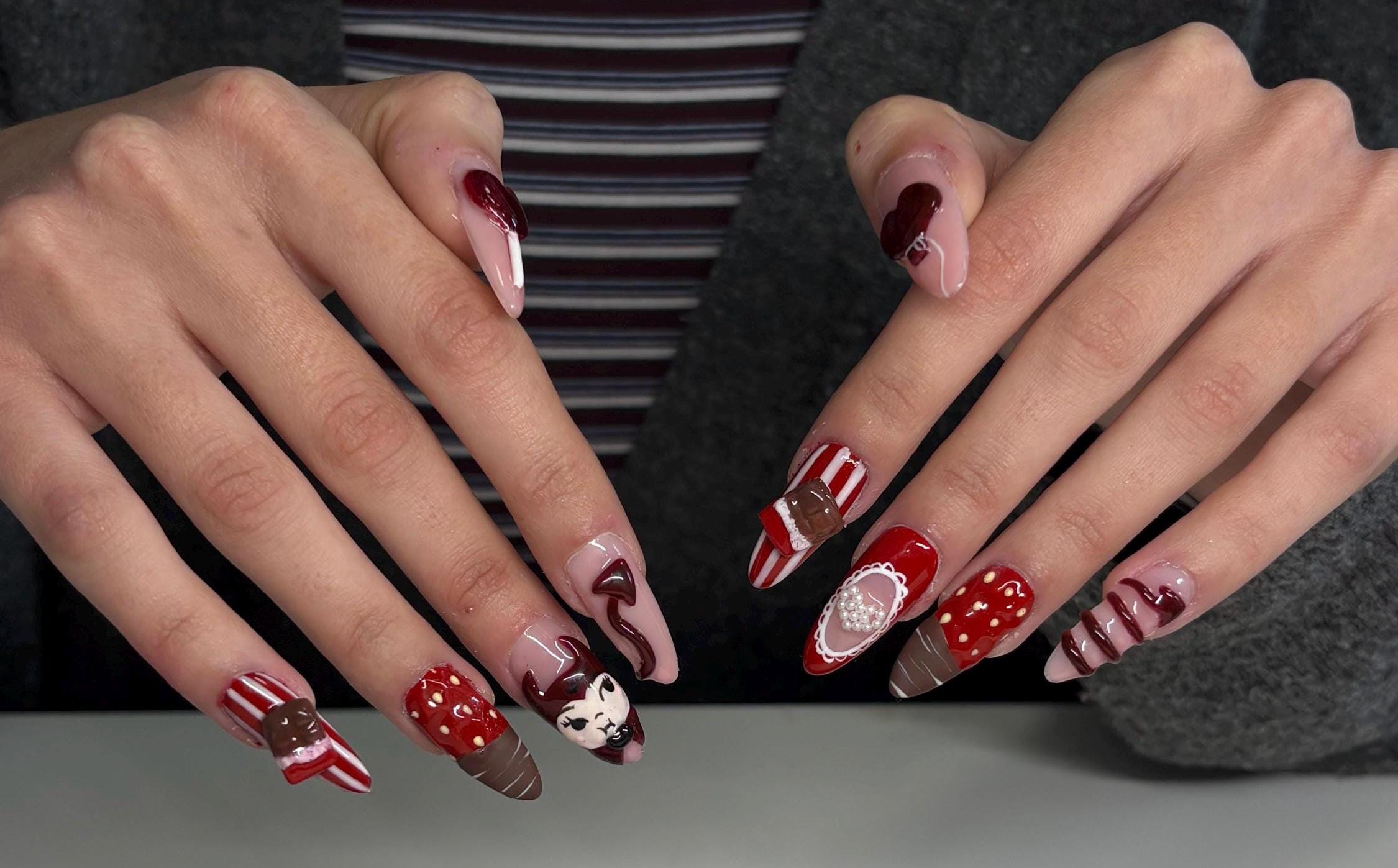 Press on nail handmade saint- valentine inspiration/ Faux ongles "press-on" faits main, inspiration Saint-Valentin.