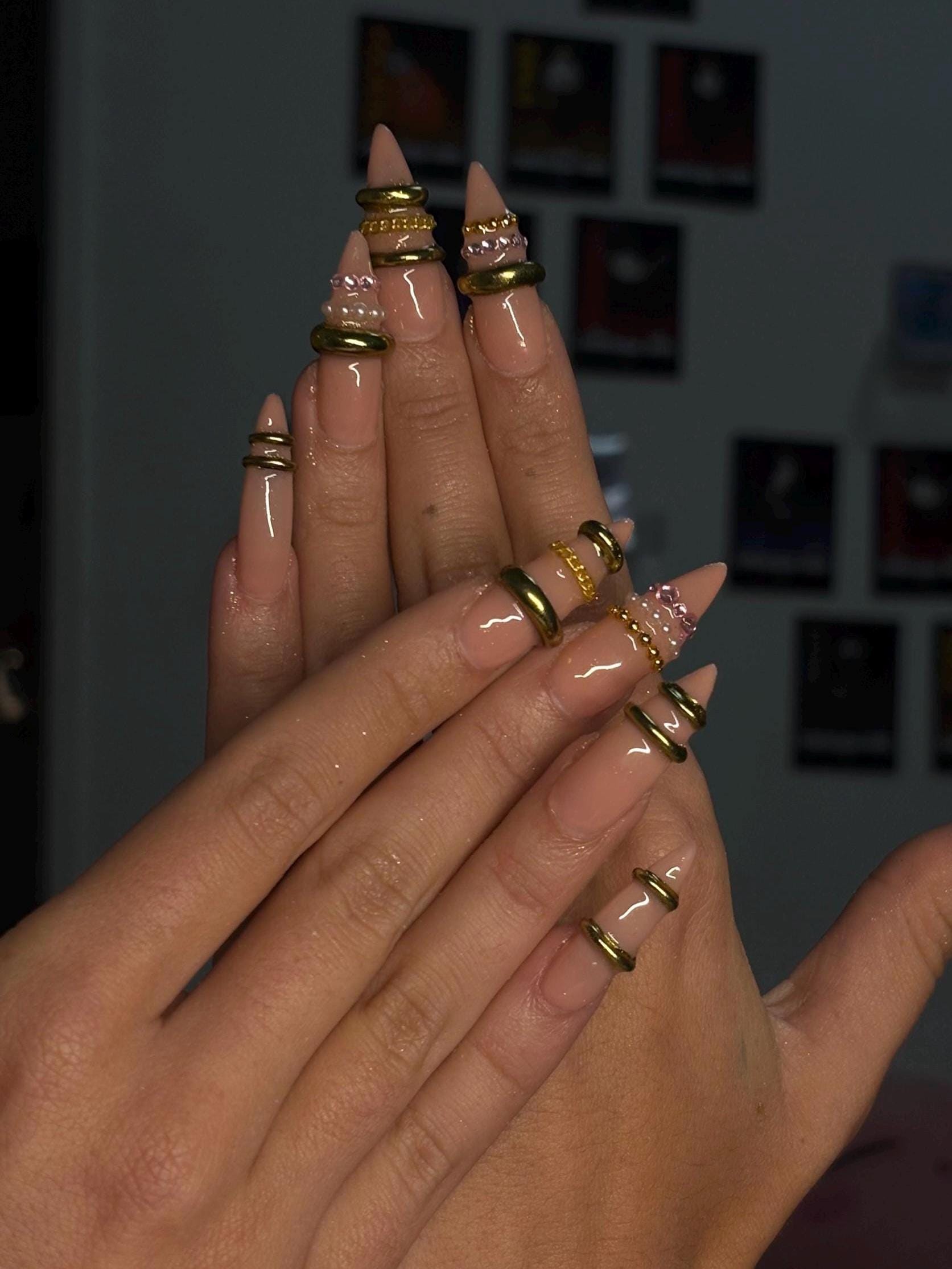 Handmade press-on nail, gold ring, pearls and jewelry/ Faux ongles "press-on" faits main, anneau doré, perles et bijoux.