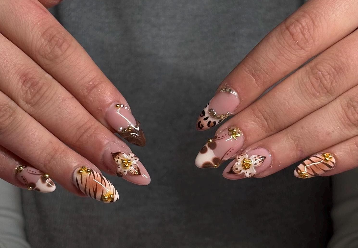 Press-on nail with leopard print, 3D flowers in white and brown with gold pearls/ Faux ongles "press-on" à imprimé léopard, fleurs en 3D blanches et marron avec perles dorées.