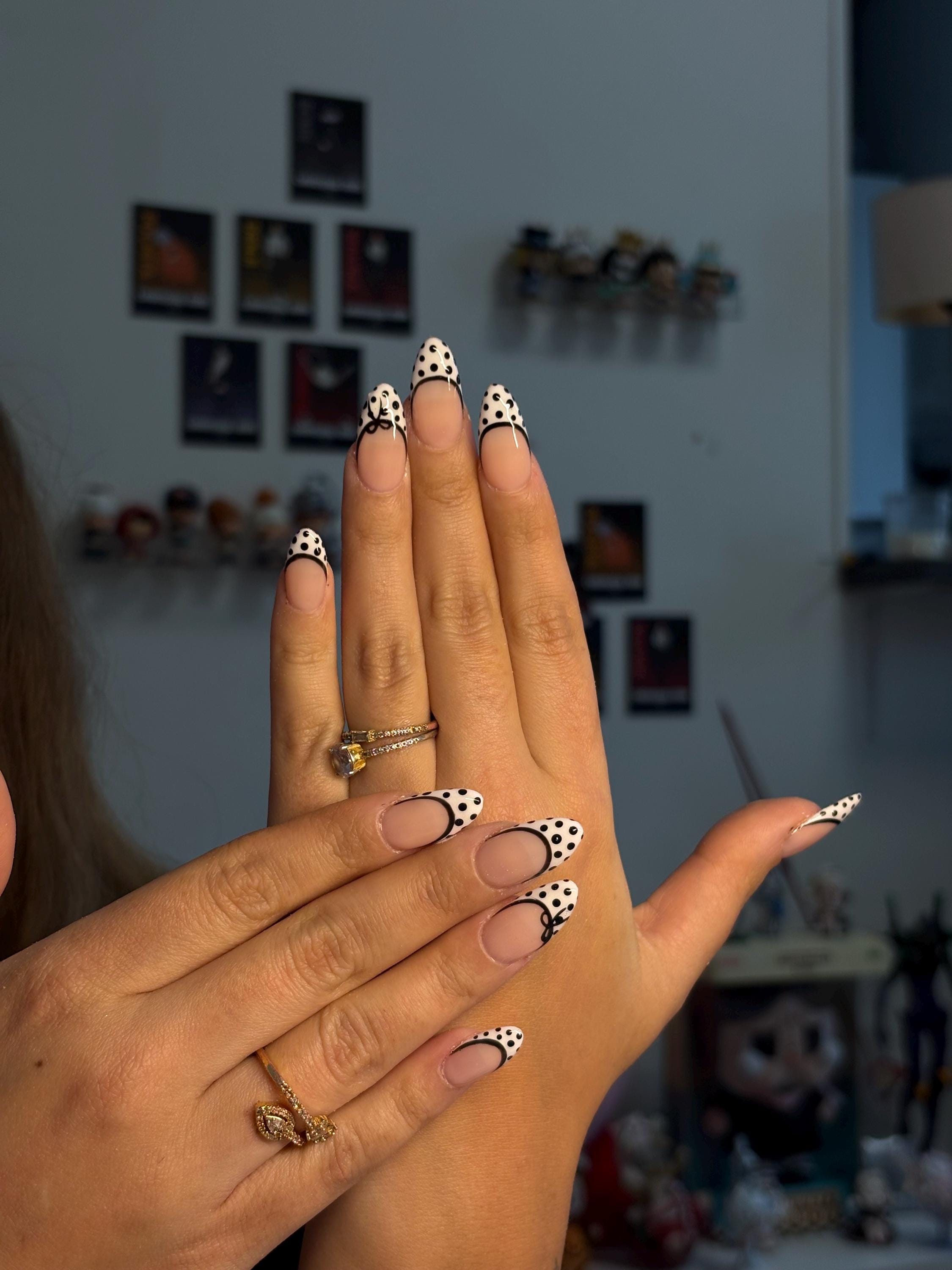 Handmade French press-on nail in white with black polka dots and a black ribbon/ Faux ongles "press-on" French faits main en blanc avec pois noirs et ruban noir.