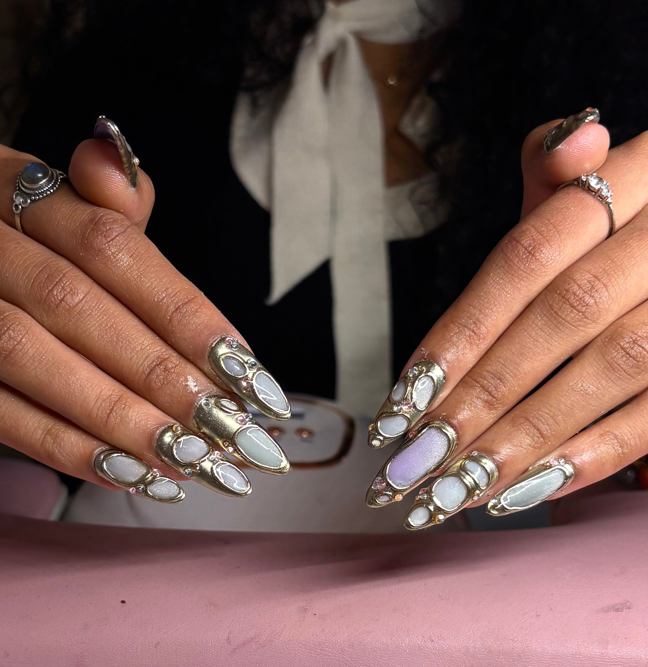Press-on nails" pastel cat eye base with 3D chrome patterns and rhinestones/ Faux ongles "press on nails" base pastel cat eye avec motifs chromé en reliefs et strass