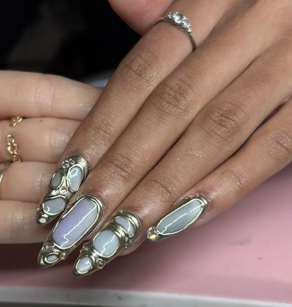 Press-on nails" pastel cat eye base with 3D chrome patterns and rhinestones/ Faux ongles "press on nails" base pastel cat eye avec motifs chromé en reliefs et strass