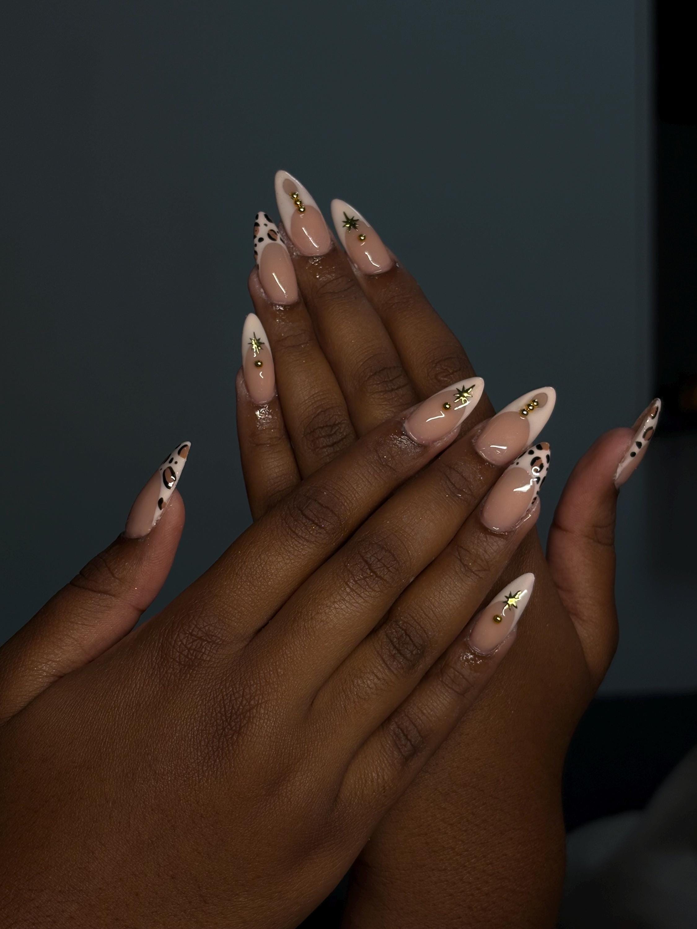 Handmade French press-on nail in white and leopard print with gold details/ Faux ongles "press-on" French faits main en blanc et imprimé léopard avec détails dorés.