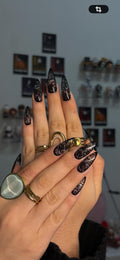 Handmade press-on nail with black lace and black outline/ Faux ongles "press-on" faits main avec dentelle noire et contour noir.