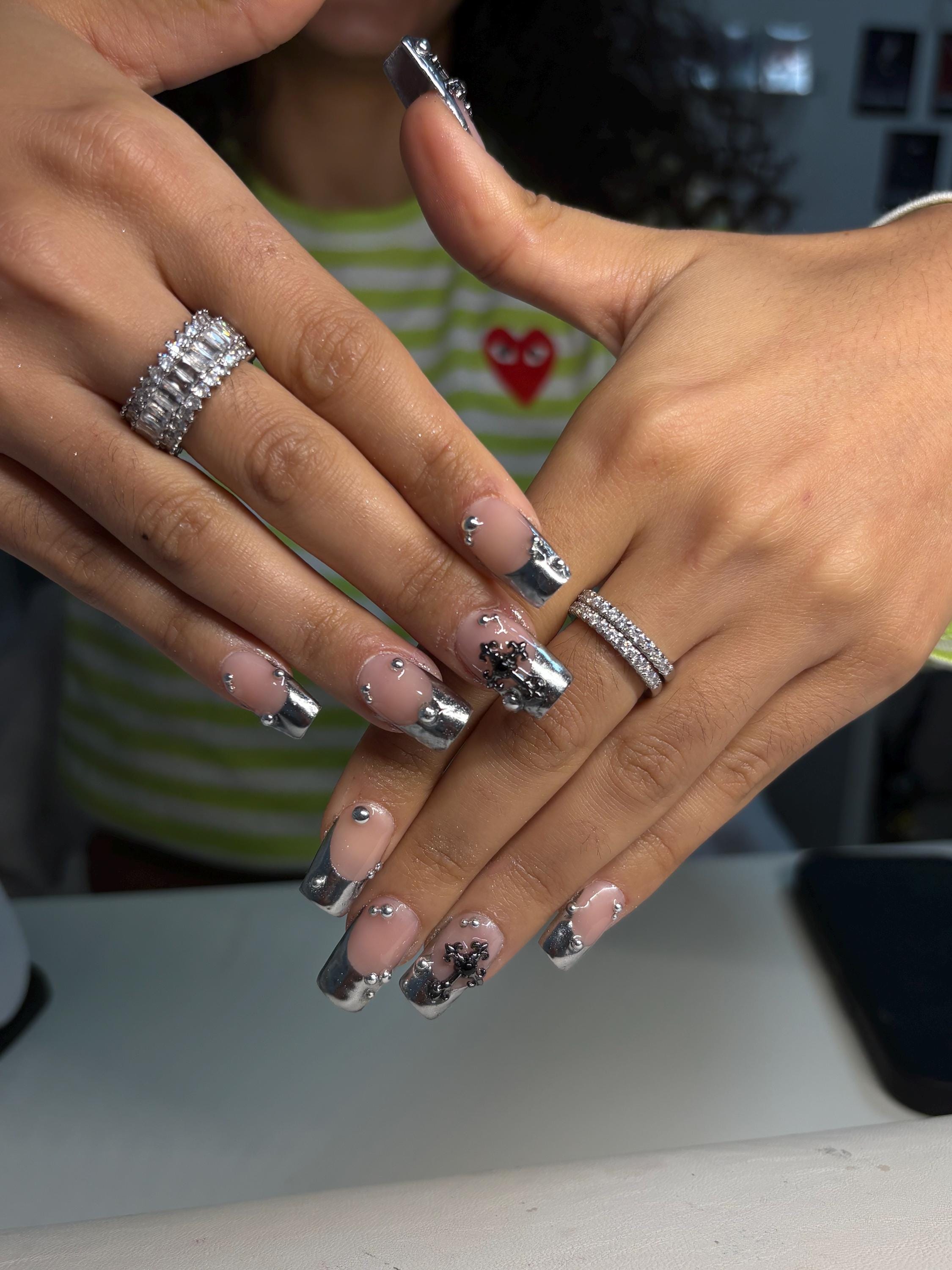 Handmade French chrome silver press-on nail, silver jewelry and beads/ Faux ongles "press-on" French chrome argenté faits main, avec bijoux et perles argentés.
