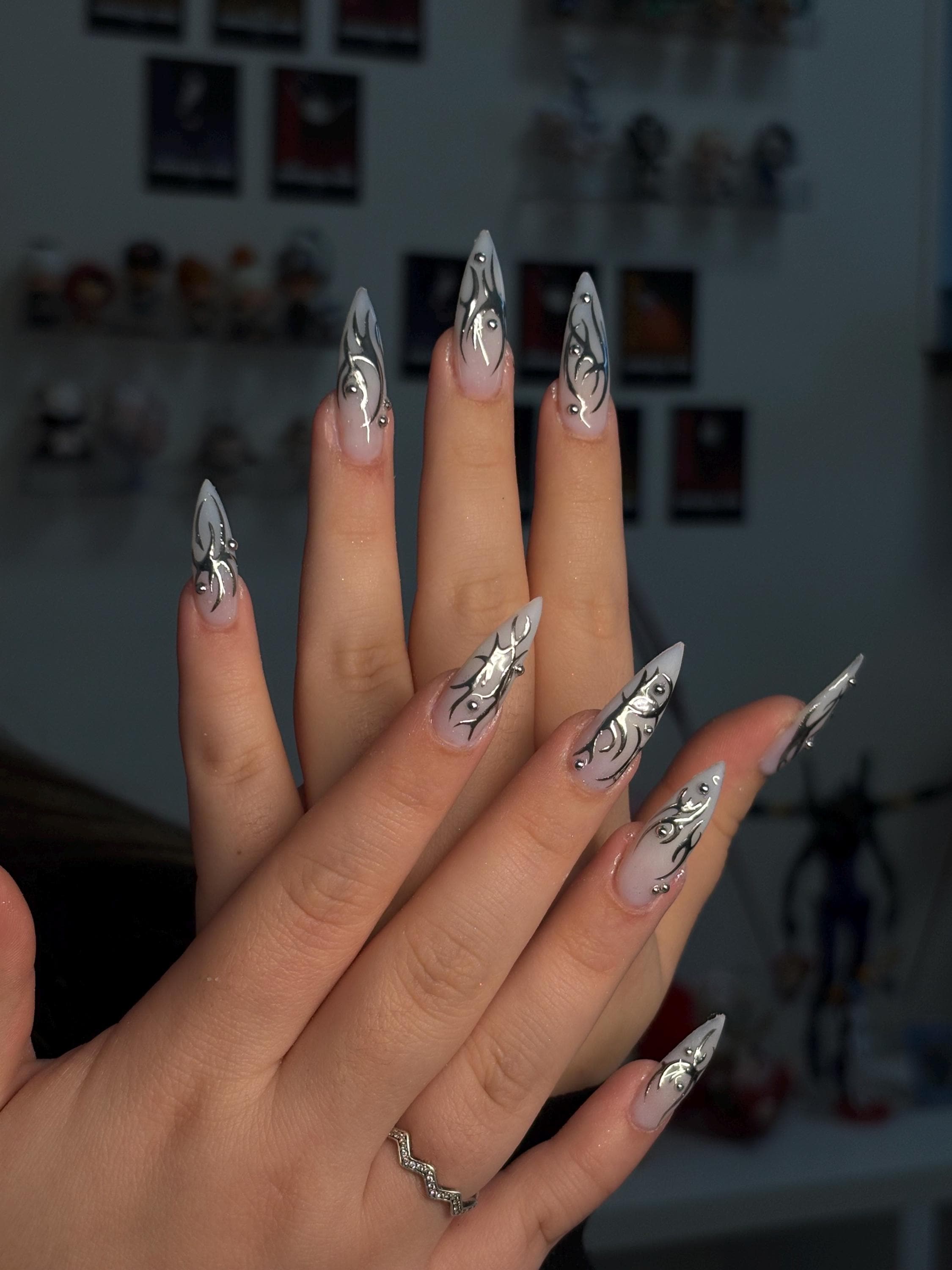 Handmade press-on nail, milky white with a silver chrome tribal design/ Faux ongles "press-on" faits main, blanc laiteux avec motif tribal en chrome argenté.