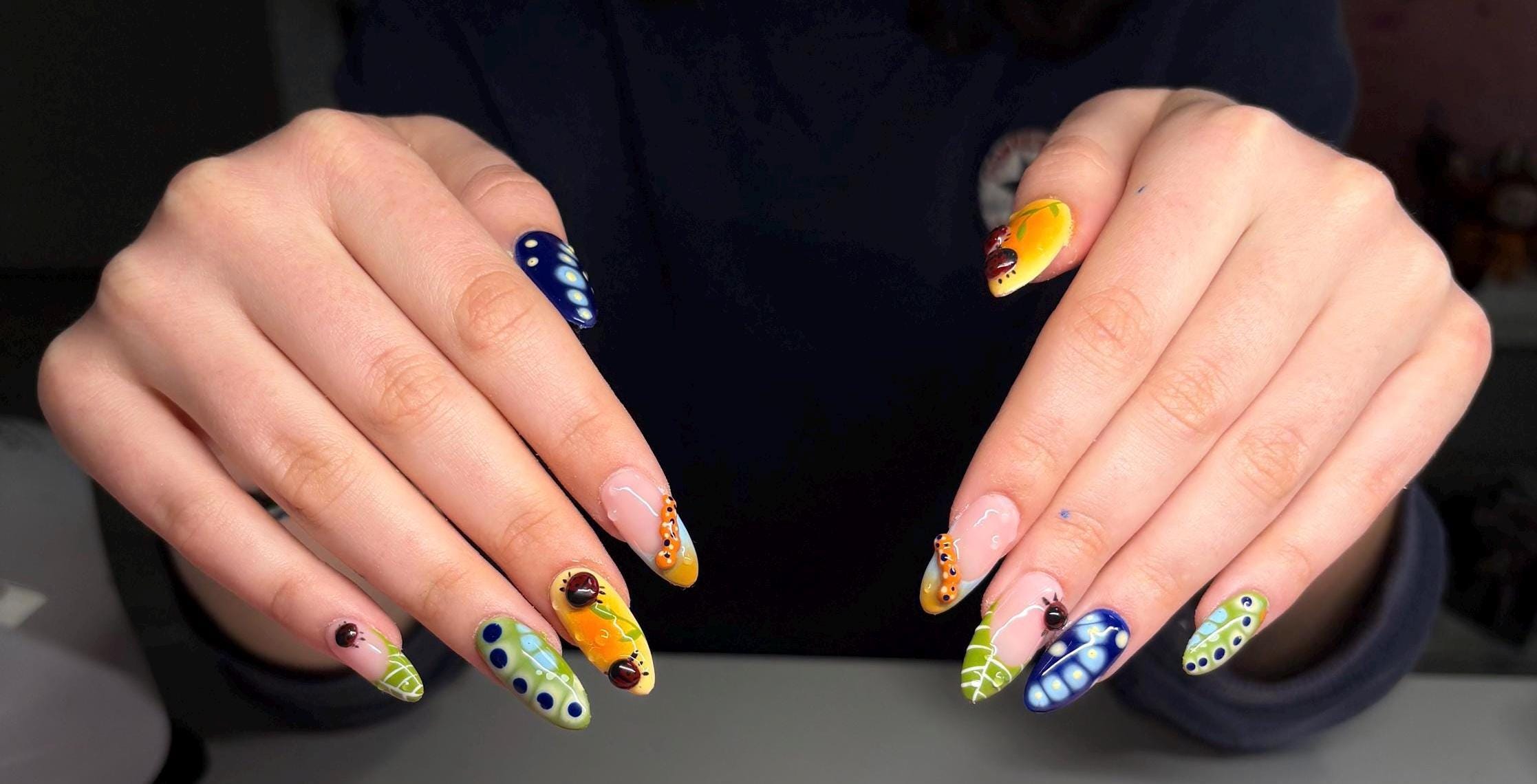 Handmade press-on nails with insect and nature designs/ Faux ongles "press-on" faits main avec motifs d'insectes et de nature.